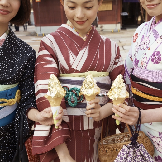 着物を着てアイスクリームをもっている3人の女性