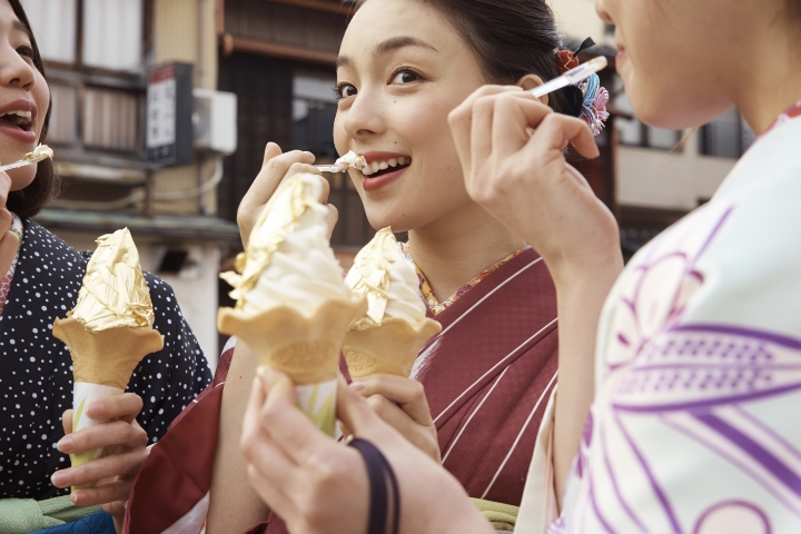 着物を着てアイスクリームを食べる3人の女性